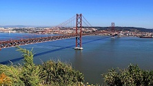 Most 25.dubna - přes zátoku řeky Tejo v Lisabonu