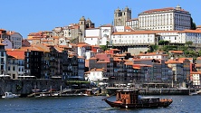 Porto - nábřeží Cais da Ribeira a nahoře Episkopální palác